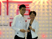 Dr. Ella P. O. Chan (left), Director of the School, presented the Best Design Award to Mr. Yau Wing-fung